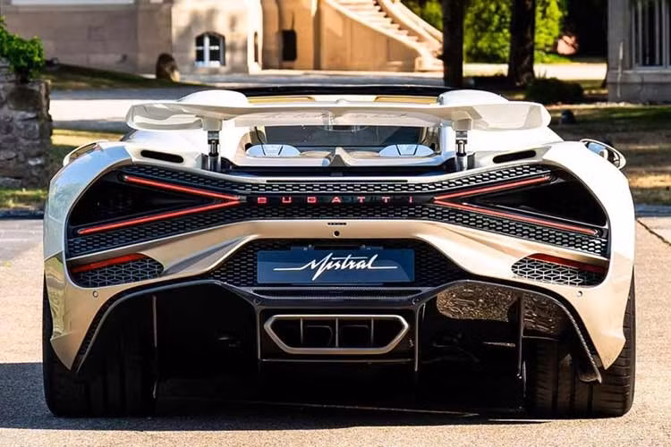 Chiếc siêu xe Bugatti Mistral này sở hữu ngoại thất hai tông màu Pearl và Sparkle, trong khi khoang nội thất kết hợp giữa da Magnolia cùng các chi tiết ốp Grey Carbon Matt. Chữ ký của nhà sáng lập Ettore Bugatti xuất hiện trên tựa đầu ghế, bậc cửa bằng nhôm và cả phần ốp bên trong khoang động cơ.