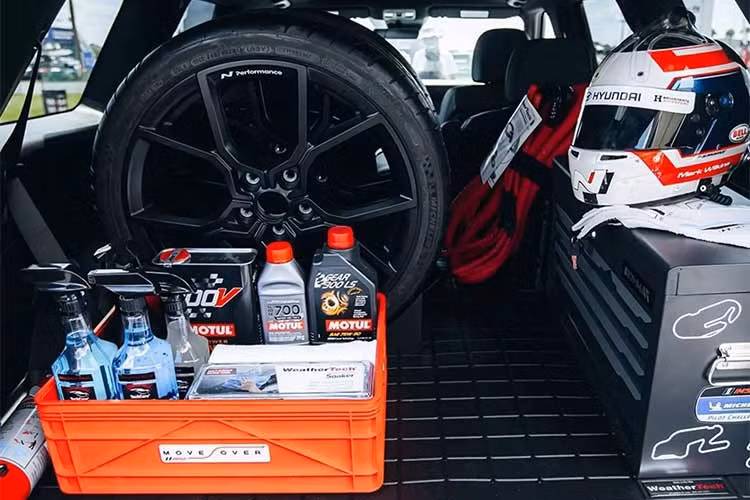 Cùng với đó, thảm sàn WeatherTech được trải sẵn để giữ sạch sẽ cho nội thất chiếc xe. Xe còn chở theo dầu nhớt đua xe chuyên nghiệp Motul. Đồng thời, dây đai cứu hộ cường độ cao và hộp đựng đồ chắc chắn cũng có mặt. Tất cả đều được sắp xếp gọn gàng bên trong chiếc Hyundai Palisade này.