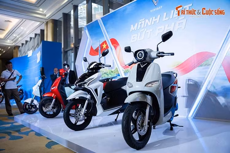 Về trang bị an toàn, cả hai xe đều được tích hợp phanh đĩa ở phía trước và phanh tang trống phía sau, hỗ trợ khởi hành ngang dốc. Với tiêu chuẩn chống nước IP67, VinFast Kinet và Kyo có khả năng chịu được mực nước sâu 50 cm trong vòng tối đa 30 phút.