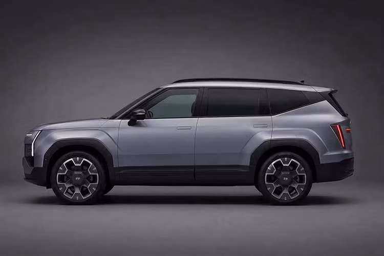 Trong bối cảnh cuộc đua ở phân khúc C-SUV ngày càng gay gắt, Hyundai được cho là sẽ không chỉ thực hiện những thay đổi nhỏ mà sẽ tái thiết kế toàn diện Tucson thế hệ thứ năm nhằm tăng sức cạnh tranh. Dù mẫu xe vẫn đang trong quá trình thử nghiệm, Kolesa đã công bố loạt ảnh dựng dựa trên các nguyên mẫu chạy thử, qua đó hé lộ khá rõ diện mạo của Tucson mới.