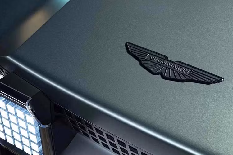 Theo Aston Martin, Dreadnought được phát triển dựa trên triết lý kết hợp hiệu suất của xe thể thao với những đặc trưng của phương tiện quân sự. Mẫu SUV hai cửa được trang bị động cơ V12, hệ dẫn động bốn bánh cùng nhiều công nghệ hỗ trợ chiến đấu trong thế giới ảo.