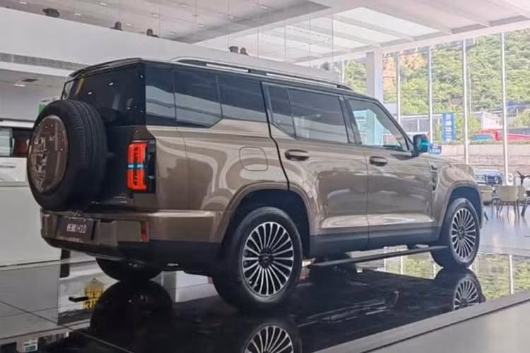 Theo các thông tin đăng kiểm trước đó, Haval GWM H10 là mẫu SUV mang kiểu dáng vuông vức đầu tiên được phát triển trên nền tảng khung gầm Guiyuan của GWM. Khác với nhiều mẫu SUV thiên về chạy địa hình, H10 không dùng khung gầm rời mà được phát triển với kết cấu khung gầm liền khối của ôtô con.
