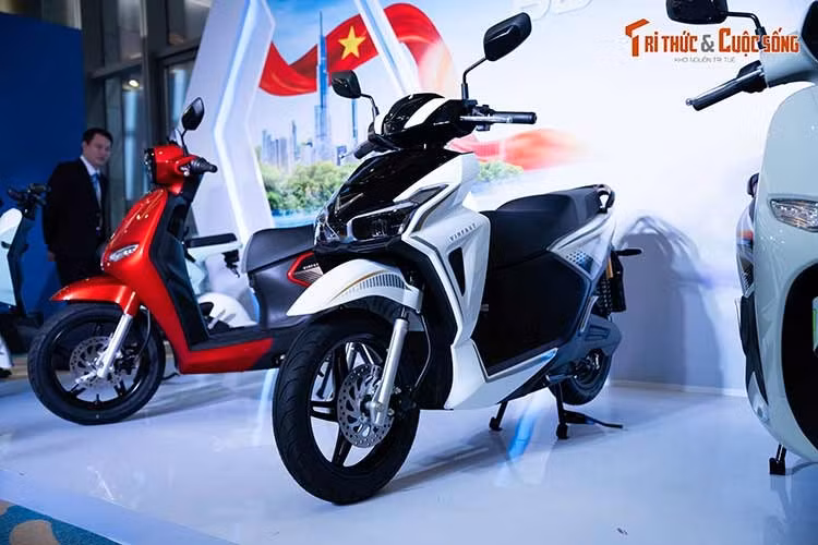 VinFast Kinet là mẫu xe máy điện thể thao, mạnh mẽ, hướng tới những khách hàng đề cao trải nghiệm lái và khả năng vận hành. Xe được thiết kế theo phong cách góc cạnh, cá tính với nhiều đường nét cắt xẻ ấn tượng. Phần đầu xe tạo điểm nhấn với cụm đèn sắc sảo, sử dụng bóng LED Projector.