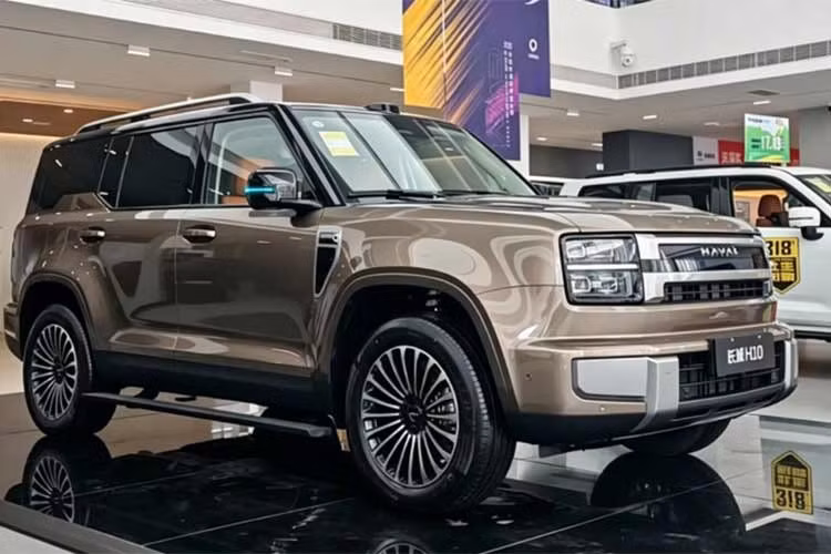 Great Wall Motor (GWM) đã mở sổ đặt cọc dành cho mẫu xe Haval GWM H10 mới. Đây là mẫu SUV đầu bảng mới của hãng với 4 phiên bản, gồm cấu hình 5 chỗ và 6 chỗ. Ở cấu hình 5 chỗ, Haval GWM H10 sở hữu chiều dài 5.138 mm. Con số tương ứng của cấu hình 6 chỗ là 5.299 mm. Cả hai đều có chiều dài cơ sở 3.000 mm, chiều rộng 2.050 mm và chiều cao 1.970 mm.