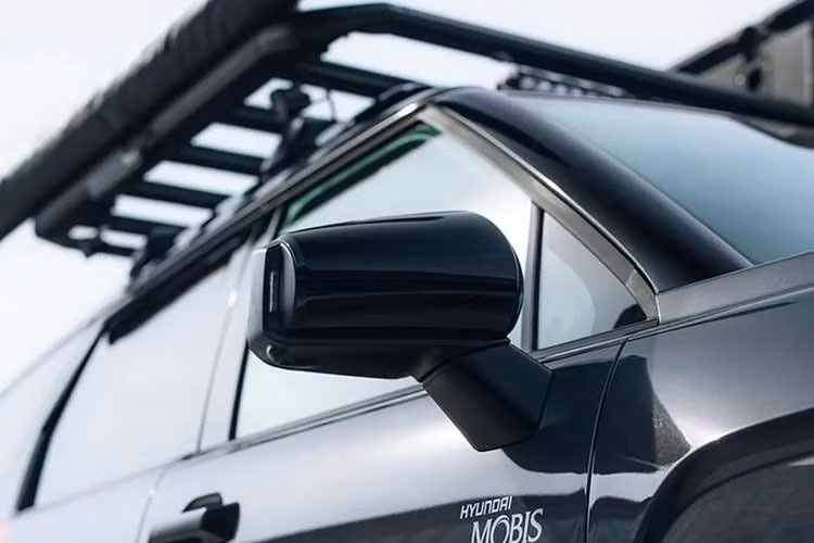 Các nhãn dán của nhà tài trợ được đặt trên cửa trước và hai bên hông phía sau, cùng với dòng chữ N Track Support Vehicle dọc theo thân xe. Ngoài bộ bodykit XRT Pro và các điểm neo kéo, xe còn có giá nóc Thule, đèn LED phụ trợ và thanh bảo vệ gầm xe.