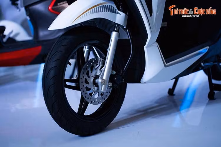 Xe có kích thước Dài x Rộng x Cao lần lượt là 1.999 x 694 x 1.130 mm, chiều dài cơ sở 1.360 mm, khoảng sáng gầm 160 mm, chiều cao yên 785 mm. Trọng lượng cả pin chỉ khoảng 104 kg giúp xe nhẹ nhàng, dễ điều khiển và xoay trở trong phố đông, phù hợp với không gian đô thị và nhóm người dùng đề cao trải nghiệm sử dụng thoải mái, thuận tiện.