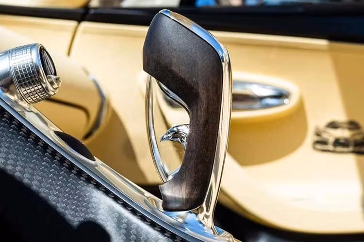 Sau khi khép lại dây chuyền sản xuất Mistral, Bugatti sẽ bước sang giai đoạn phát triển mới với Tourbillon - mẫu hypercar sử dụng động cơ V16 hút khí tự nhiên kết hợp hệ truyền động hybrid do Cosworth phát triển. Đầu tháng này, Bugatti cũng đưa vào hoạt động nhà máy La Manufacture mới với công suất tối đa khoảng 200 xe mỗi năm. Đây sẽ là nơi sản xuất Tourbillon cũng như các mẫu xe kế nhiệm trong tương lai.