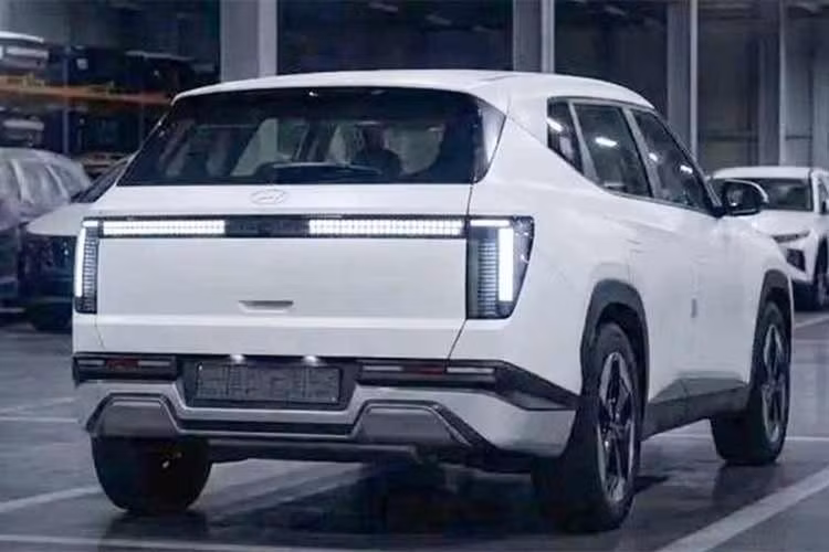 Hiện Hyundai chưa tiết lộ thông số kỹ thuật của Tucson 2027 mới. Tuy nhiên, giới quan sát dự đoán động cơ xăng tiêu chuẩn sẽ được cải tiến, trong khi một số phiên bản có thể sử dụng động cơ tăng áp tương tự "đàn anh" SantaFe thế hệ mới.