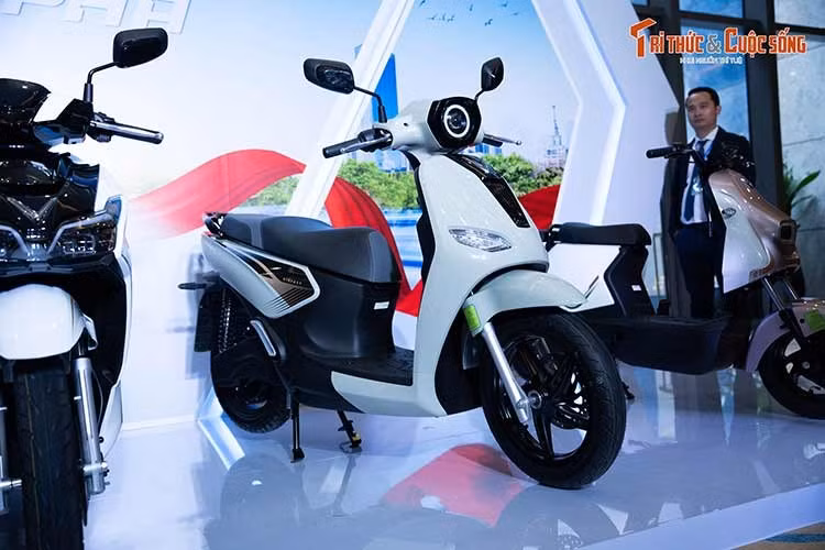 Mang một phong cách thiết kế hoàn toàn khác, với điểm nhấn là những đường nét mềm mại, thanh lịch, VinFast Kyo hướng đến nhóm khách hàng đô thị hiện đại và sành điệu. Phần đầu xe tạo điểm nhấn bằng cụm đèn tròn cổ điển, sử dụng bóng LED Projector, kết hợp cùng logo chữ V mạ crôm bóng, tạo nên tổng thể chỉn chu, hài hòa và tinh tế.