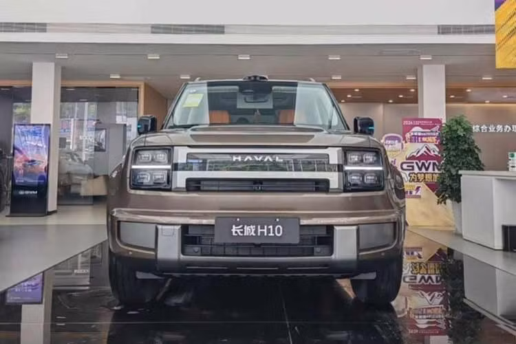 GWM cũng tập trung nâng cao khả năng vận hành trên nhiều địa hình của Haval GWM H10. Xe sử dụng hệ thống treo trước tay đòn kép bằng nhôm và treo sau độc lập đa liên kết 5 điểm. Toàn bộ các phiên bản đều được trang bị công nghệ giảm xóc điện từ EDC. Mẫu SUV này có khoảng sáng gầm 220 mm, khả năng lội nước tối đa 600 mm, 7 chế độ lái địa hình...