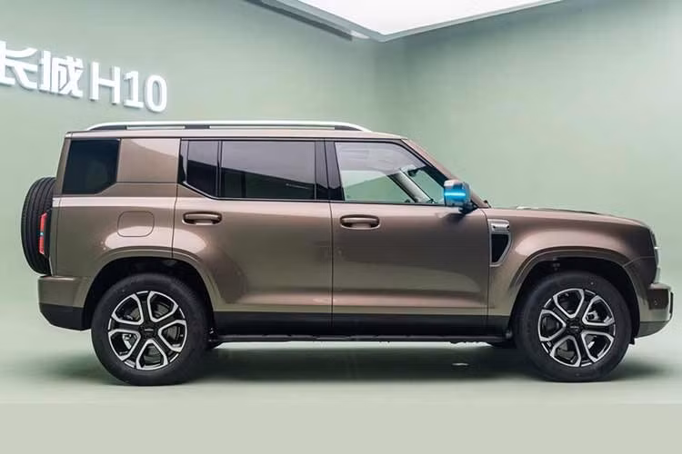 Xe còn có hệ thống kiểm soát hành trình tốc độ thấp với 9 cấp độ và khóa vi sai cầu sau điều khiển điện tử. Góc thoát sau đạt 30 độ trên bản 5 chỗ và 25 độ trên bản 6 chỗ. Chưa hết, Haval GWM H10 còn được trang bị chế độ đi ngang như cua bò Crab Walk, cho phép xe di chuyển theo phương chéo trong không gian hẹp. Tính năng này hứa hẹn sẽ trở nên hữu dụng trong những chỗ đỗ chật hẹp.