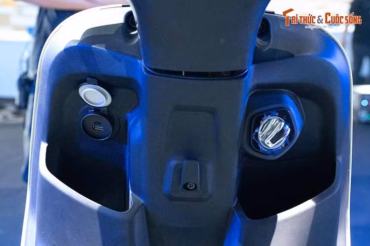 Kinet có kích thước Dài x Rộng x Cao lần lượt là 2.021 x 713 x 1.135 mm, chiều dài cơ sở 1.360 mm, khoảng sáng gầm 160 mm và chiều cao yên 785 mm, phù hợp với vóc dáng của đa số người dùng Việt và thuận tiện trong mọi không gian vận hành.