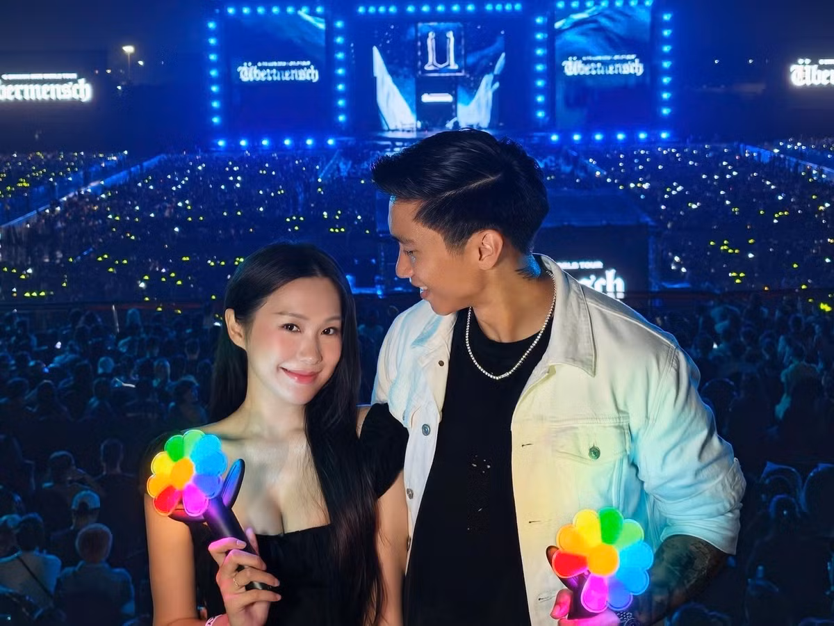 Sáng 10/11, Văn Hậu hào hứng "xả suộc", tung loạt ảnh checkin tình tứ bên vợ đẹp ở concert của G-Dragon. Cặp đôi vàng làng bóng đá xuất hiện cực tình trước khung cảnh cả biển khán giả với lightstick rực sáng.