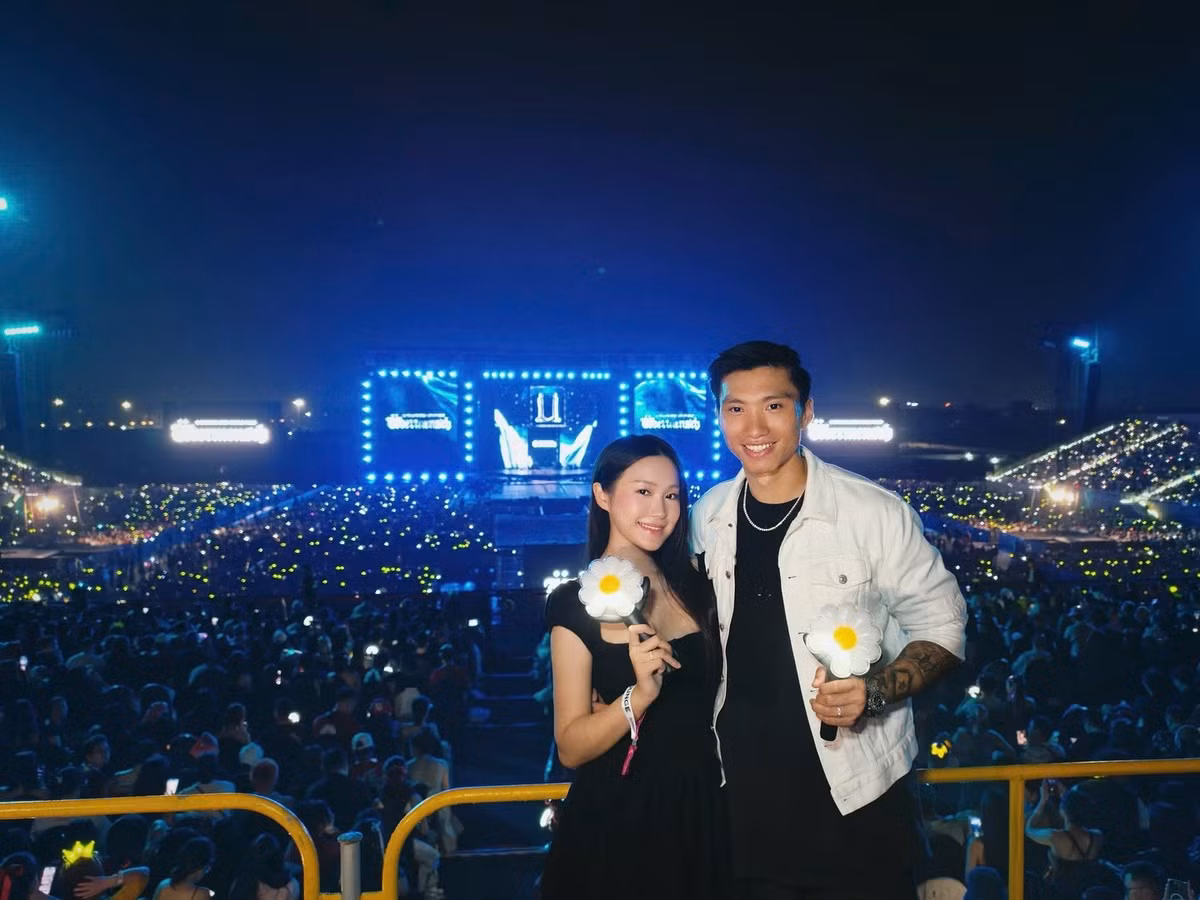 Nụ cười tươi, làn da căng bóng cùng mái tóc đen suôn mượt khiến Hải My nổi bật dù giữa khung cảnh hàng chục nghìn fan đang reo hò.