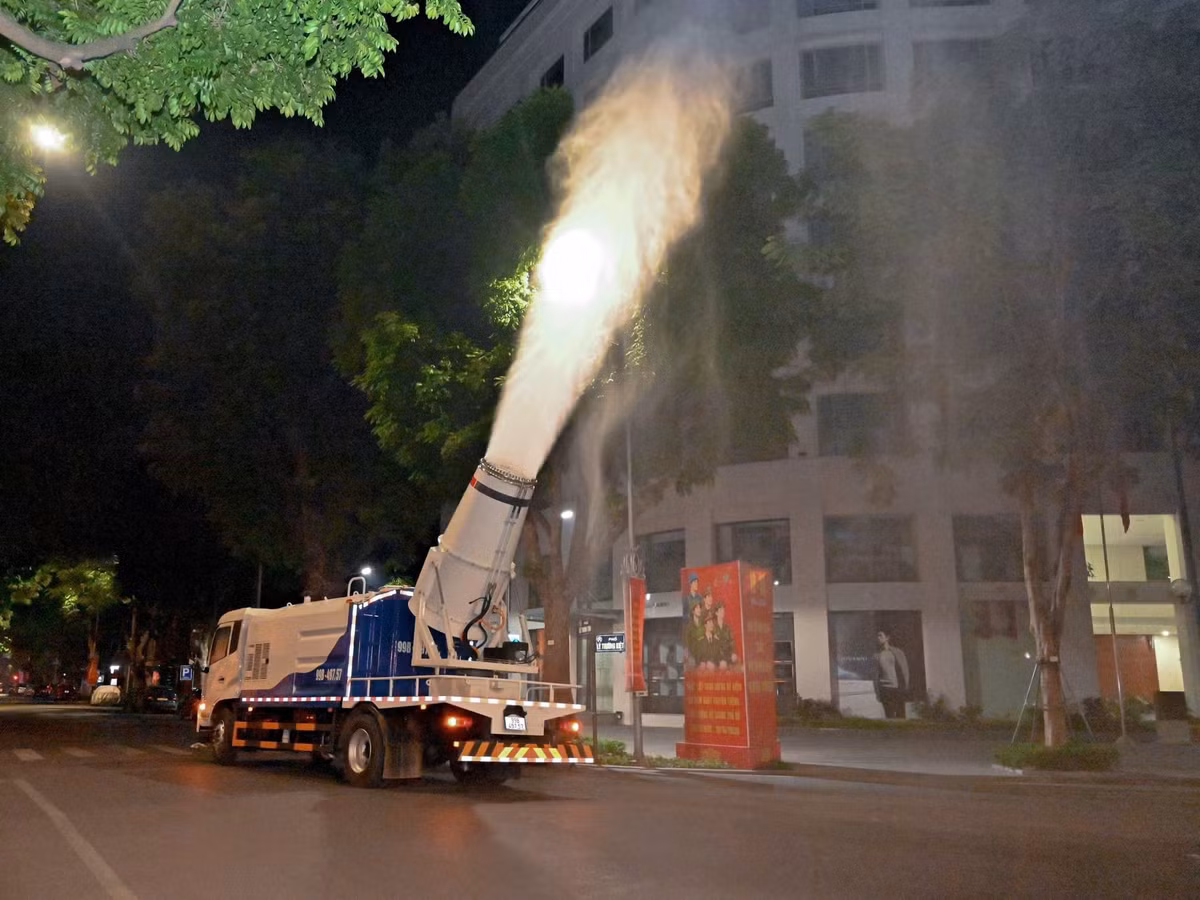 Tuy nhiên, phun sương không phải giải pháp có thể xử lý triệt để tình trạng ô nhiễm không khí. Hiệu quả của biện pháp này phụ thuộc vào điều kiện thời tiết, đặc điểm khu vực, thời điểm vận hành và khả năng phối hợp với các hoạt động vệ sinh đường phố khác. Vì vậy, URENCO xác định cần kết hợp phun sương với phun nước, rửa đường và quét hút bụi tại những tuyến đường phù hợp, qua đó hạn chế bụi tích tụ và phát tán trở lại môi trường.