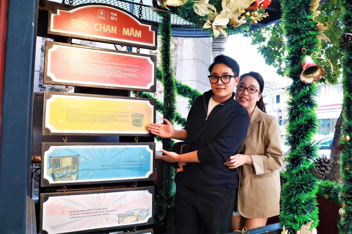 Bước qua cánh cửa, người trẻ không chỉ tìm thấy những khung hình đẹp mà còn bước vào một "bảo tàng mini" sống động.