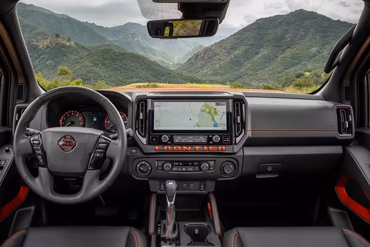 Nissan Frontier PRO-4X R có ngoại thất hầm hố với tấm bảo vệ gầm titan, lưới tản nhiệt và logo tối màu, kết hợp tời Lava Red và logo Roush trên chắn bùn. Xe được trang bị bộ mâm 17 inch sơn titan đi cùng lốp Hankook Dynapro AT2 Xtreme giúp tăng khả năng off-road.