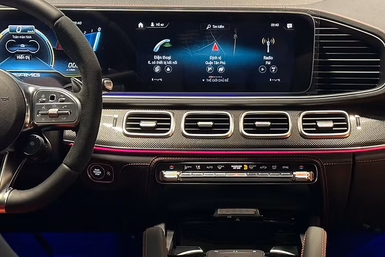 Dưới nắp capo, Mercedes-AMG GLE 53 sử dụng động cơ I6 tăng áp 3.0L, sản sinh công suất 435 mã lực và mô-men xoắn 520 Nm, kết hợp hộp số tự động 9 cấp và hệ dẫn động 4 bánh 4Matic+.
