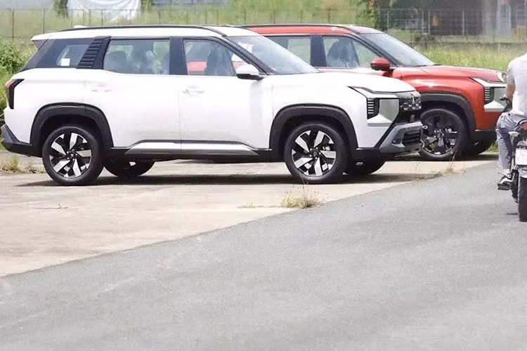 Được biết, những chiếc xe SUV Mitsubishi Destinator 2025 mới này đã xuất hiện tại một trường đua ở tỉnh Tây Ninh. Có vẻ như đây là những chiếc xe được đưa về Việt Nam để làm thủ tục đăng kiểm trước khi bán chính thức vào cuối năm nay.
