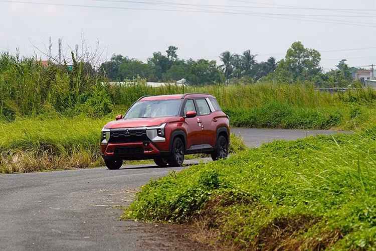 Như thông tin đã đưa, Mitsubishi Destinator sở hữu kích thước dài x rộng x cao lần lượt 4.680 x 1.840 x 1.780 mm và chiều dài cơ sở 2.815 mm. Với kích thước này, tân binh nhà Mitsubishi sẽ là đối thủ của Honda CR-V, Mazda CX-5 và Ford Territory ở Việt Nam. Bên cạnh đó, xe còn có khoảng sáng gầm từ 214 - 244 mm và bán kính quay đầu tối thiểu 5,4 mét.