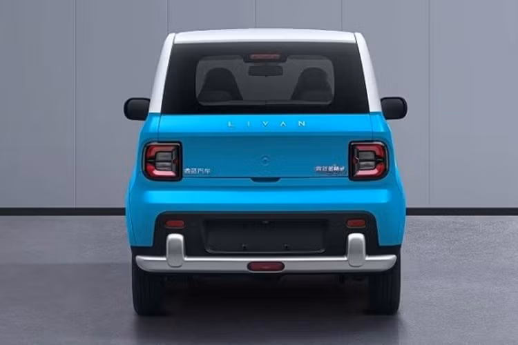 Cổng sạc được đặt ngay chính giữa, tại vị trí logo thương hiệu. Livan Smurf được trang bị bộ mâm 14 inch, đi kèm lựa chọn ngoại thất đơn sắc hoặc phối hai tông màu trẻ trung.
