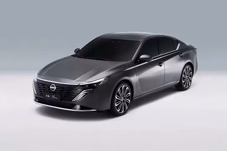 Giá bán của Nissan Teana Plus tại thị trường Trung Quốc hiện vẫn chưa được công bố. Trong khi đó, phiên bản cũ của xe hiện đang được bán với giá từ 179.800 - 239.800 Nhân dân tệ (629 - 839 triệu đồng). Xe sẽ tiếp tục cạnh tranh với Honda Accord và Toyota Camry ở thị trường tỷ dân.
