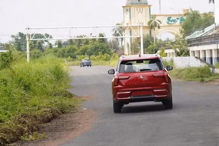Là phiên bản thương mại của mẫu xe Mitsubishi DST Concept từng ra mắt lần đầu vào năm 2024, Destinator lấy cảm hứng thiết kế từ người anh em Xforce. Do đó, mẫu xe này còn được coi như phiên bản 7 chỗ của Mitsubishi Xforce. Được áp dụng ngôn ngữ thiết kế Dynamic Shield đặc trưng.