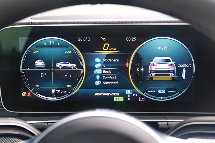 Mercedes-AMG GLE 53 4Matic+ Coupe hạng sang còn được trang bị camera 360 độ, hiển thị HUD, hệ thống tạo mùi hương và vô-lăng AMG thể thao, mang lại trải nghiệm lái cao cấp.