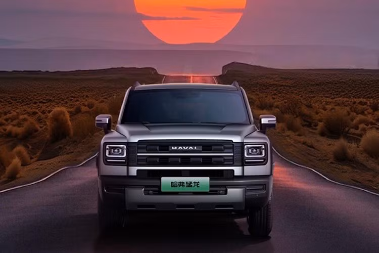 Haval Raptor PHEV 2026 có các cấu hình Pro, Ultra và Ultra Navigator. Pro bao gồm radar đỗ xe phía sau, camera 360 độ, cửa sổ trời toàn cảnh, sạc không dây 50W, hệ thống thông gió và sưởi ấm ghế trước, với tùy chọn W-HUD và khóa vi sai cầu sau. Ultra bổ sung thêm W-HUD tiêu chuẩn, khóa vi sai cầu sau, vô lăng có sưởi, loa bổ sung, đèn viền nội thất một màu, hệ thống quản lý chất lượng không khí và ion hóa plasma.