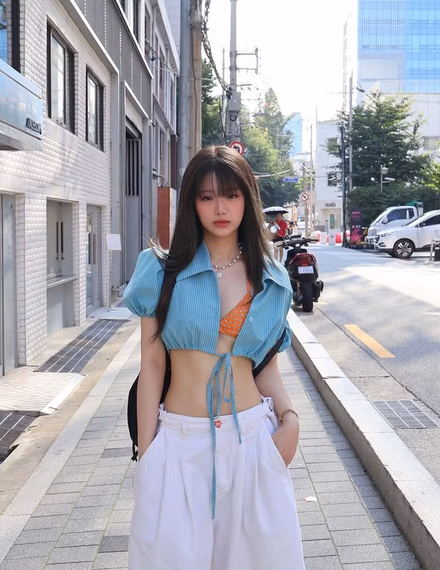 Hình ảnh hot girl tuổi teen nông nổi ngày nào giờ đã nhường chỗ cho một Linh Ka trưởng thành, quyến rũ và đầy tự tin. Hot girl cũng chứng minh bản thân khi lấn sân ở các lĩnh vực: ca sĩ, KOL hay mẫu ảnh…