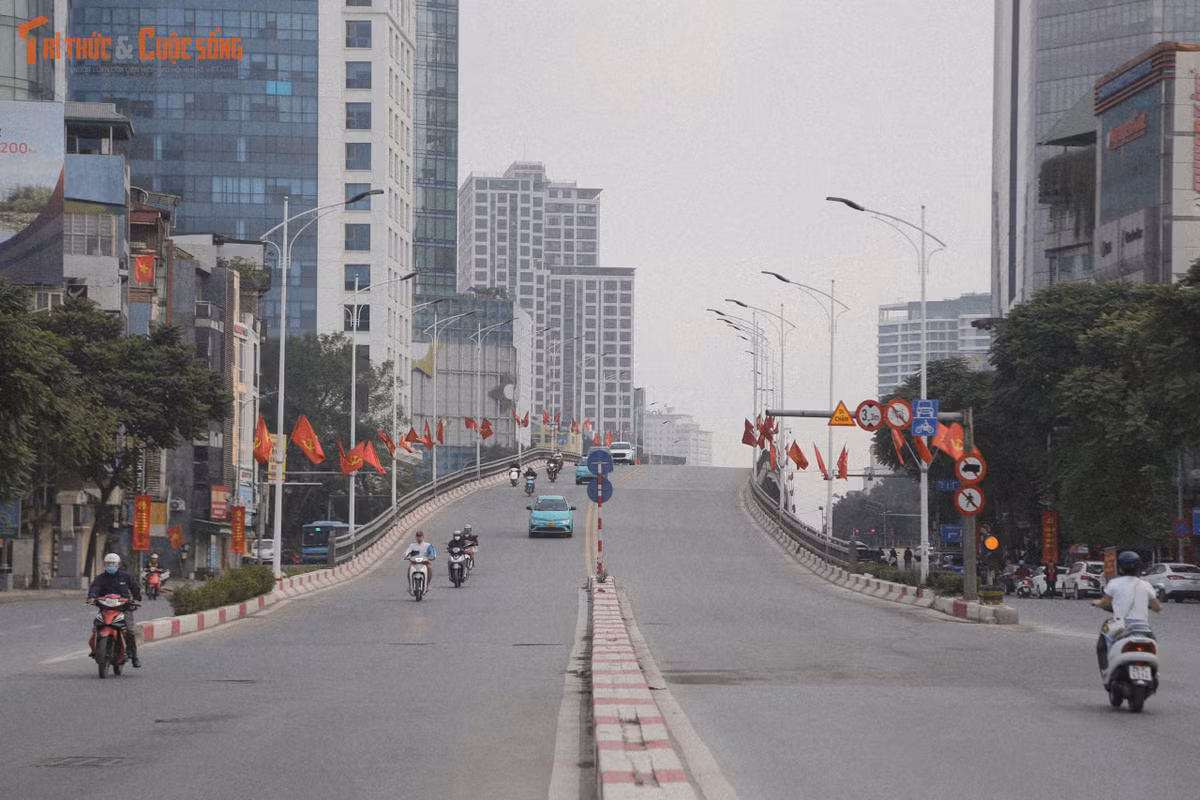 Sự vắng lặng của Hà Nội sáng mùng 1 Tết không mang cảm giác trống trải, mà gợi nên nét bình yên hiếm có. Đó là khoảng lặng cần thiết sau một năm bộn bề, để mỗi người có thời gian nhìn lại, nghỉ ngơi và khởi đầu chặng đường mới với tâm thế nhẹ nhõm hơn.