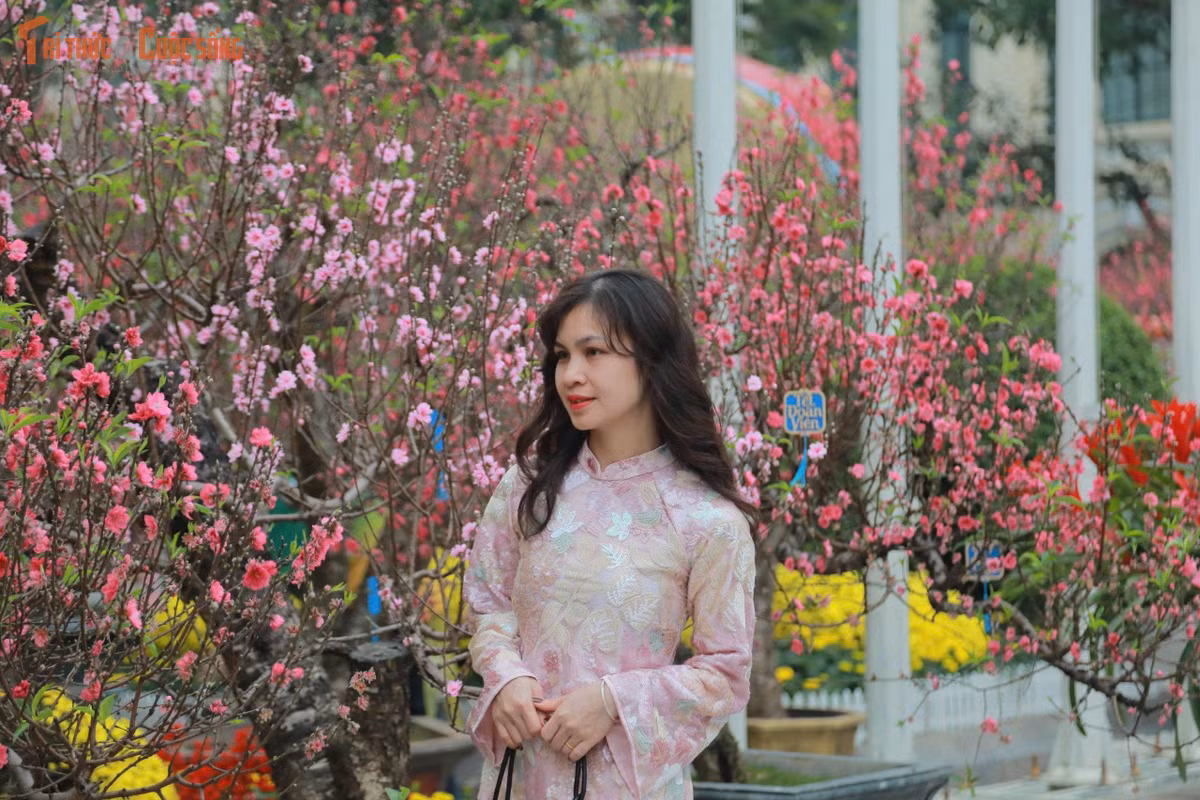 Du xuân đầu năm cũng là dịp để người dân ghi lại những khoảnh khắc đẹp. Trên các tuyến phố trung tâm hay khu vực bờ hồ, dễ dàng bắt gặp các nhóm bạn trẻ trong tà áo dài truyền thống, tay cầm bao lì xì, máy ảnh, tạo dáng chụp hình. Những góc phố vắng xe trở thành phông nền lý tưởng, tôn lên vẻ đẹp cổ kính của Thủ đô. Nhiều nhiếp ảnh gia tự do cũng tranh thủ sáng mùng 1 để săn những khuôn hình hiếm, khi Hà Nội hiện ra với vẻ đẹp tinh khôi, không ồn ào.