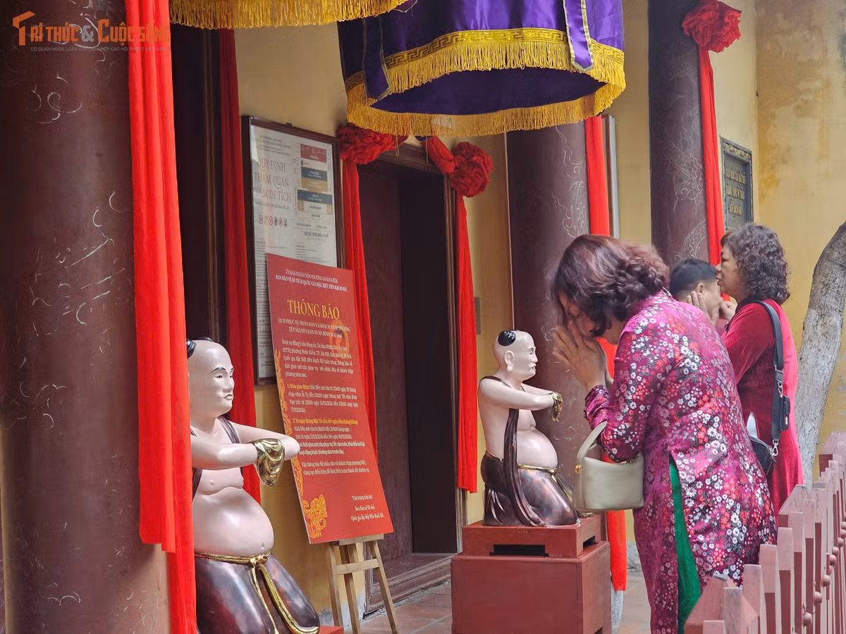 Bên cạnh chạy bộ và du xuân, đi lễ chùa là hoạt động không thể thiếu trong sáng mùng 1 Tết của người Hà Nội. Từ sáng sớm, người dân đã đến Chùa Trấn Quốc, Phủ Tây Hồ hay Chùa Quán Sứ để dâng hương, cầu mong một năm mới bình an, may mắn. Không khí tại các điểm tâm linh trang nghiêm nhưng không quá đông đúc như những ngày sau Tết. Mọi người giữ trật tự, thành kính, gửi gắm những ước nguyện giản dị về sức khỏe, gia đình yên ấm và công việc hanh thông.