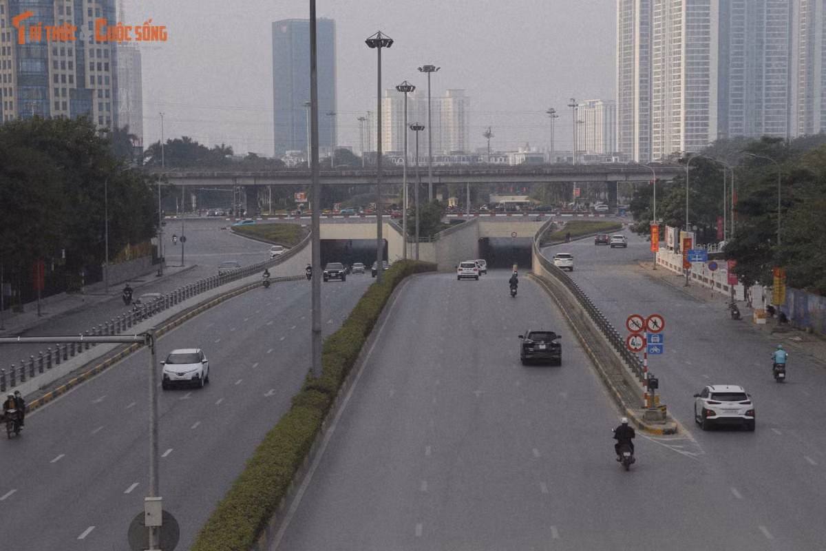 Khi mặt trời lên cao hơn, thành phố sẽ dần nhộn nhịp trở lại với những chuyến du xuân, những lời chúc Tết rộn ràng. Nhưng trong buổi sáng đầu năm ấy, Hà Nội vẫn kịp giữ cho mình một khoảng bình yên – khoảng lặng để khởi đầu năm mới bằng sự an lành, tĩnh tại và đầy hy vọng.