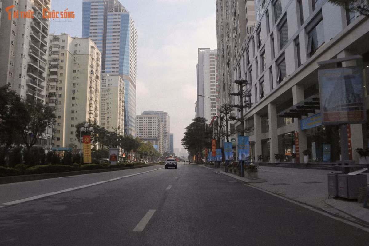 Ngay từ sáng sớm, nhiều tuyến phố trung tâm vốn đông đúc như Tràng Tiền, Hai Bà Trưng, Điện Biên Phủ… trở nên thoáng đãng. Không còn cảnh dòng xe nối dài hay tiếng còi xe dồn dập, thay vào đó là những con đường rộng mở, sạch sẽ, ánh nắng đầu xuân trải dài trên mặt phố.