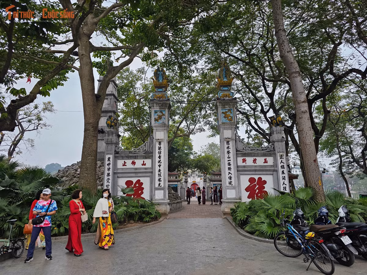 Đáng chú ý, năm nay nhiều người lựa chọn đi lễ theo tinh thần văn minh, hạn chế đốt vàng mã, chú trọng sự tĩnh tâm. Một số gia đình kết hợp đi lễ với du xuân, vừa giữ gìn nét đẹp truyền thống, vừa tận hưởng khoảnh khắc sum vầy. Với người trẻ, việc đến chùa đầu năm không chỉ mang yếu tố tín ngưỡng mà còn là dịp tìm lại sự cân bằng sau một năm bận rộn.