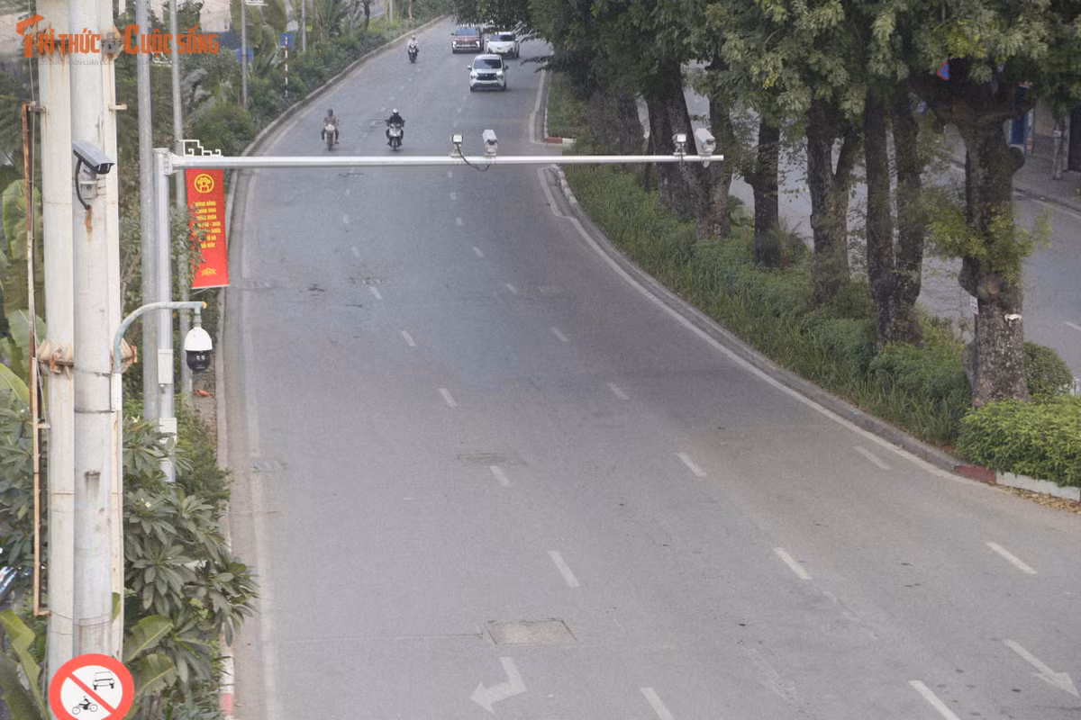 Sáng mùng 1 Tết Nguyên đán, Hà Nội khoác lên mình dáng vẻ khác lạ: đường phố thưa thớt người xe, không gian tĩnh lặng hiếm thấy giữa lòng đô thị hơn chục triệu dân. Sau thời khắc giao thừa rộn ràng, Thủ đô như chậm lại, lắng đọng trong nhịp điệu thanh bình của ngày đầu năm mới.