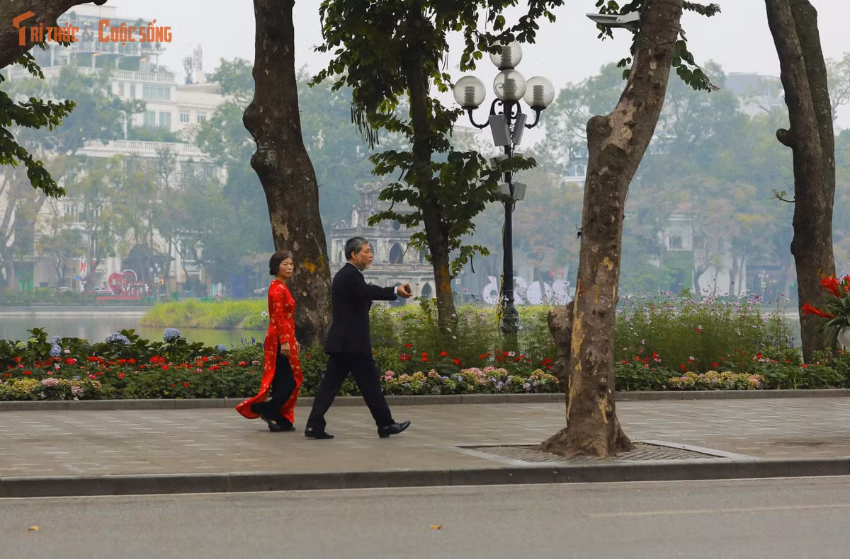 Không khí trong lành, mặt hồ phẳng lặng phản chiếu sắc trời đầu xuân khiến mỗi vòng chạy trở thành một trải nghiệm thư thái. Với nhiều người Hà Nội, chạy bộ sáng mùng 1 không chỉ là rèn luyện sức khỏe mà còn mang ý nghĩa “khởi động” cho một năm mới năng động, tích cực.
