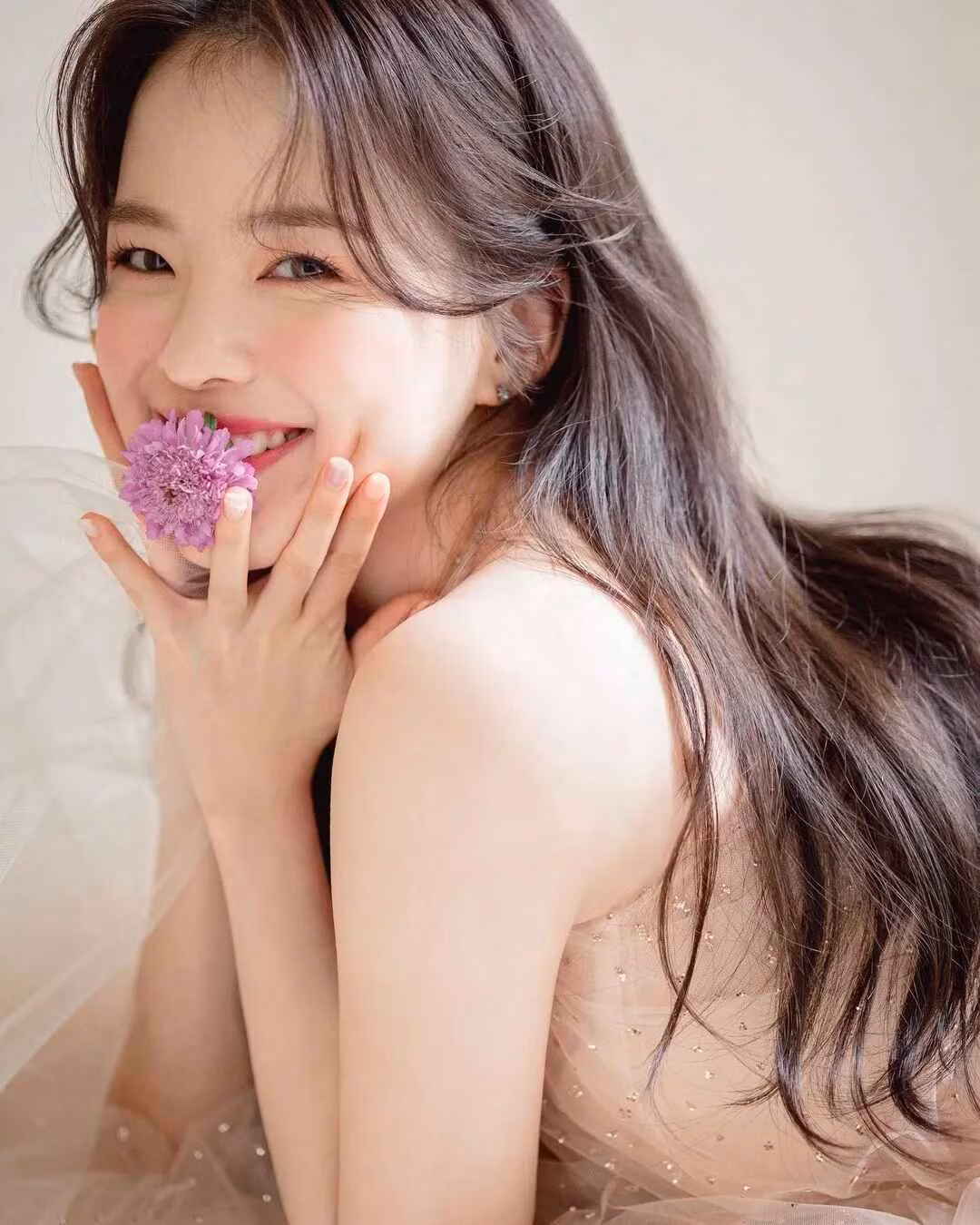 Cựu hot girl Hàn Quốc đã tạo ra một cộng đồng yêu thích thời trang nội y, khuyến khích phụ nữ chấp nhận cơ thể mình và tự tin hơn trong việc thể hiện bản thân.