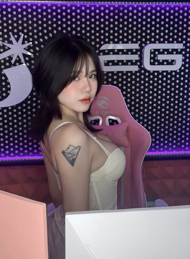 Nổi tiếng với danh xưng "hot girl phòng net", Mai Anh luôn biết cách làm mình nổi bật, không chỉ qua những pha xử lý game đỉnh cao mà còn ở phong cách thời trang cá tính, tôn lên vóc dáng nóng bỏng.