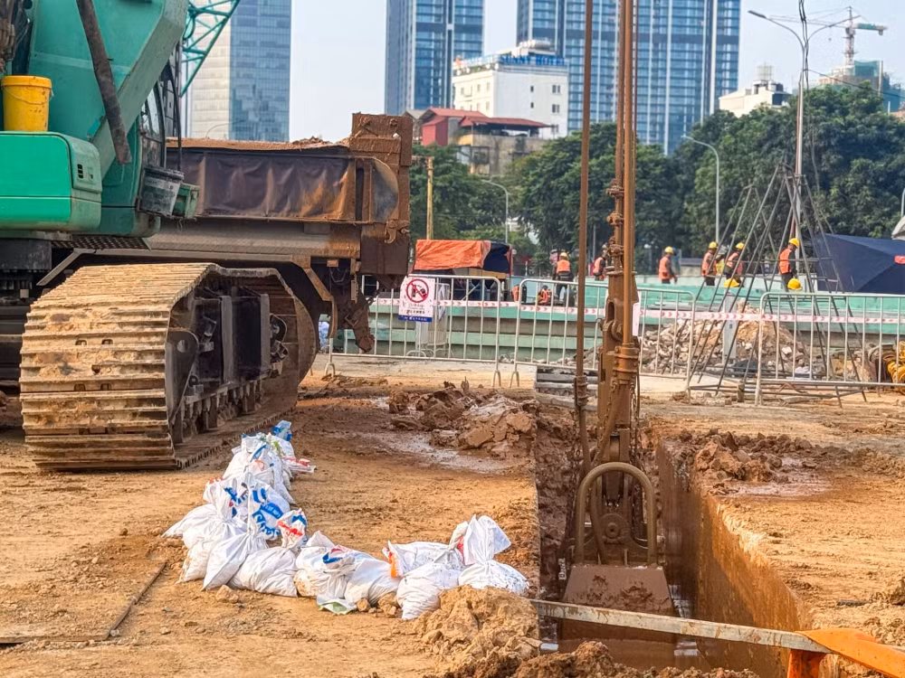 Bên cạnh đó, các giải pháp gia cố nền móng, kiểm soát tải trọng thiết bị và quy trình thi công nghiêm ngặt cũng được triển khai đồng bộ nhằm bảo đảm chất lượng công trình và sự ổn định của các công trình hiện hữu trong suốt quá trình thi công.