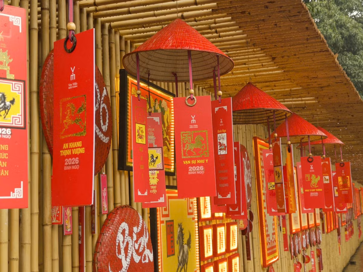 Đặc biệt, các chương trình nghệ thuật dân gian như quan họ, ca trù, chèo… được tổ chức luân phiên tại khu Nội tự, vườn Giám và Hồ Văn. Âm thanh trầm bổng của làn điệu cổ truyền hòa quyện cùng không gian di tích linh thiêng, tạo nên trải nghiệm văn hóa giàu cảm xúc cho người xem. Nhiều du khách quốc tế bày tỏ sự thích thú khi lần đầu được thưởng thức nghệ thuật truyền thống Việt Nam trong bối cảnh Tết cổ truyền.