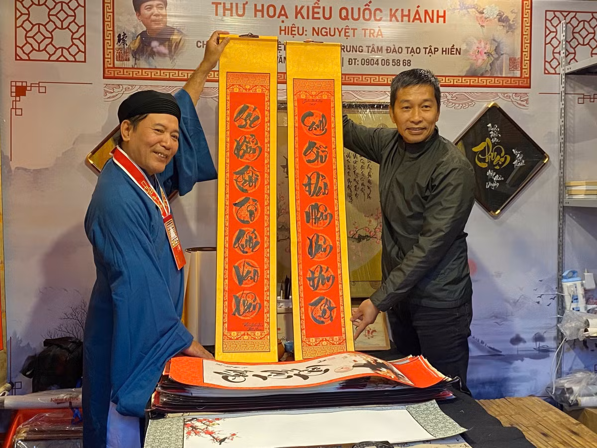 Những con chữ mang ý nghĩa tốt lành như “Phúc”, “Lộc”, “Thọ”, “An”, “Trí”, “Nhẫn”… được trao gửi trong không khí trang trọng, thể hiện mong ước về một năm mới bình an, may mắn và hanh thông.