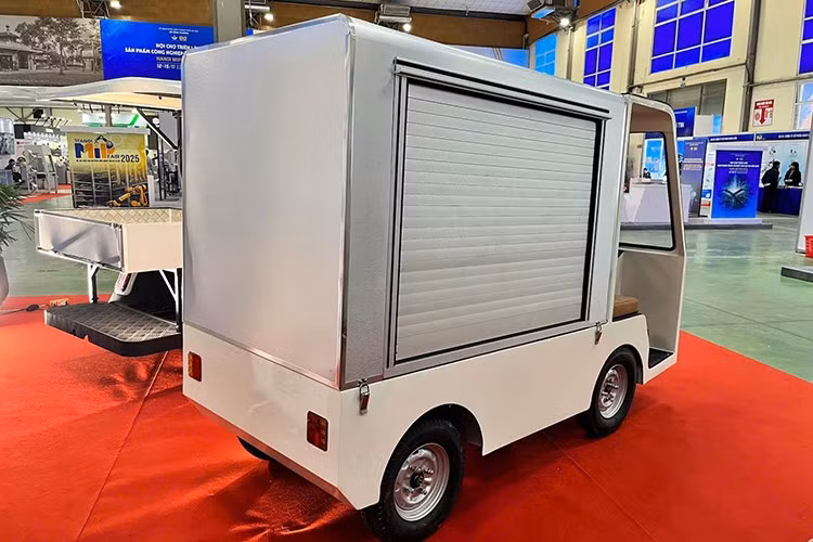 GIO Tano 250 có kích thước 2.400 x 1.000 x 1.650 mm, chiều dài cơ sở 1.800 mm, khoảng sáng gầm 150 mm, động cơ điện 1,2 kW, mô-men xoắn cực đại 40 Nm, đạt chuẩn QCVN 119/2024 TT-BGTVT. Xe dùng pin lithium 48V-50Ah, vận tốc tối đa 12 km/h, phạm vi di chuyển 70 km, có chức năng phanh dừng chống trôi và giá bán dự kiến từ 35 triệu đồng.