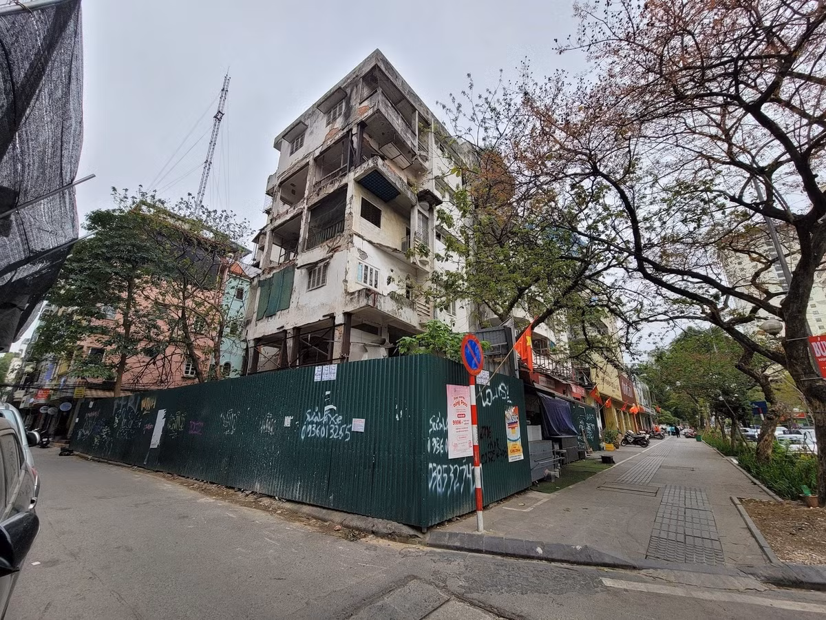 Theo chính quyền địa phương, việc rào tôn nhằm đảm bảo an toàn trong quá trình triển khai các bước tiếp theo, đồng thời đẩy nhanh tiến độ dự án cải tạo chung cư cũ vốn đã chậm trễ nhiều năm.