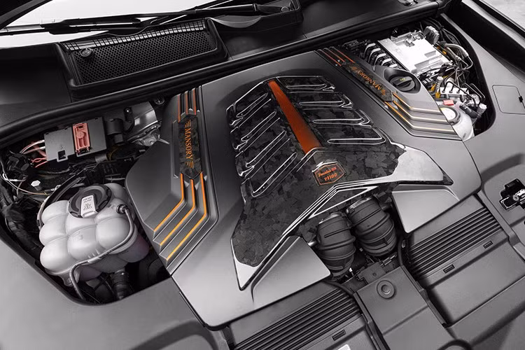 Nhiều chi tiết đặc biệt khiến “MANSORY Venatus SE” trở thành chiếc xe độc đáo, thực hiện xuất sắc mọi yêu cầu cá nhân của khách hàng. Trọng tâm của MANSORY Venatus SE là động cơ V8 tăng áp kép 4.0L của Urus SE được cải tiến hệ thống quản lý động cơ mới và hệ thống ống xả thể thao dung tích lớn với bố cục 3 ống xả độc đáo và bộ chuyển đổi xúc tác hiệu suất cao.