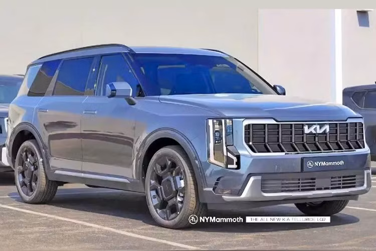 Sáu năm trước, Kia Telluride từng được nhận định là một mẫu SUV cỡ lớn, sang trọng và sẵn sàng khiến Ford Explorer phải dè chừng. Nhận định đó hoàn toàn chính xác khi mẫu xe này nhanh chóng trở thành sản phẩm bán chạy thứ hai của thương hiệu xe Kia Hàn Quốc.