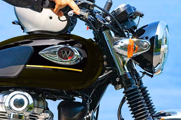Về mặt thiết kế và trang bị, mẫu xe môtô hoài cổ Kawasaki W800 2026 vẫn giữ nguyên như ở phiên bản trước với hệ thống phanh ABS trước sau, ly hợp nhẹ nhàng, chiều cao yên 790 mm phù hợp với vóc dáng người châu Á.