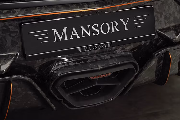 Ngoại thất của MANSORY táo bạo với chủ đề màu đen kết hợp các đường kẻ cam. Phần đầu xe của “MANSORY Venatus SE” gây ấn tượng với mặt trước bằng sợi carbon, và nắp capo siêu nhẹ bằng sợi carbon lộ thiên với các khe thoát khí làm mát bổ sung hoàn thiện vẻ ngoài phía trước, kết hợp với cản trước được thiết kế lại.