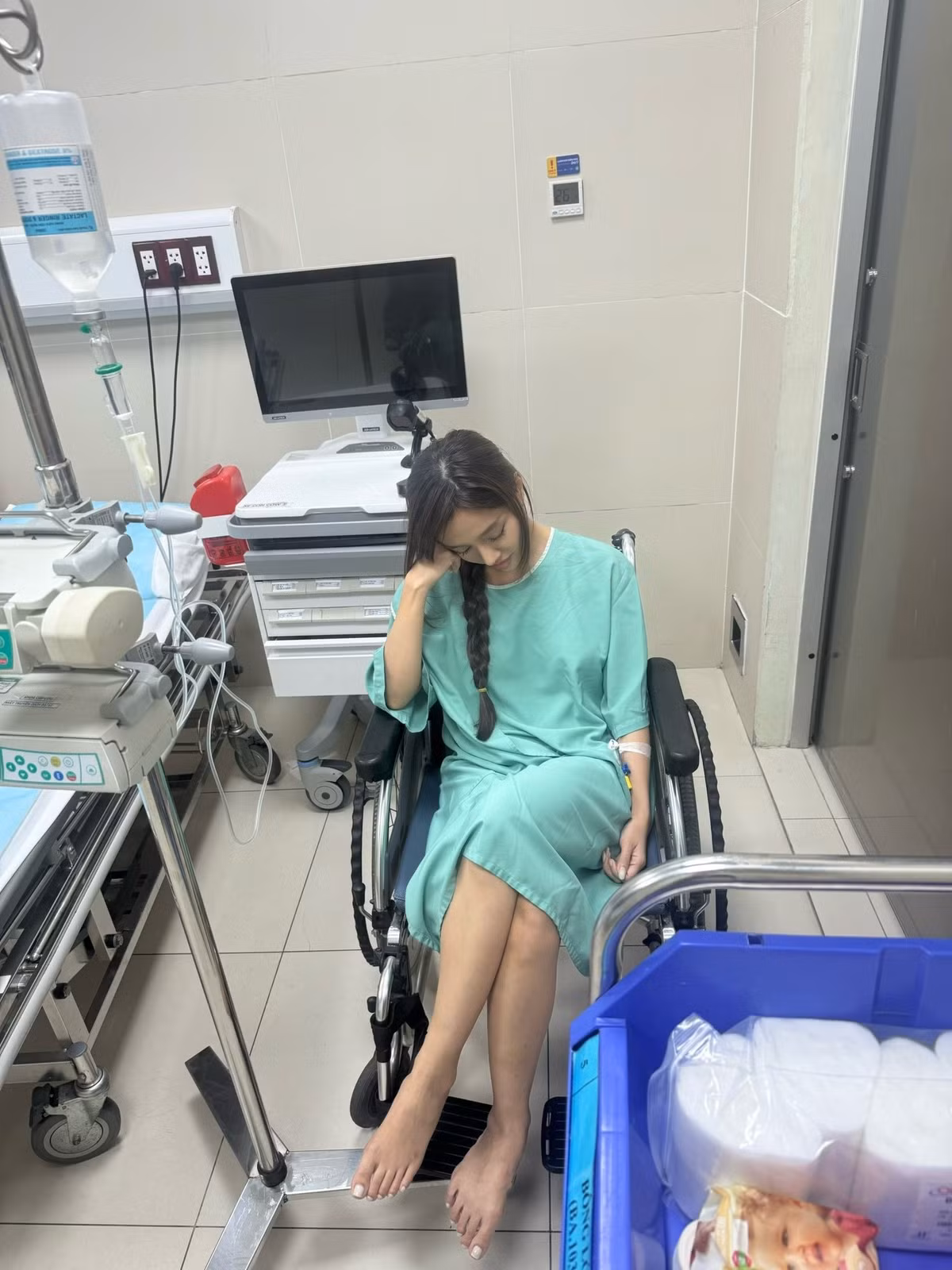 Theo đó, vào tối 26/9, Vân Anh cùng nhân viên công ty ở TP HCM đi ăn ốc. Đang ăn, cô cảm thấy nuốt nghẹn nghẹn và nhận ra mình không còn cầm kim băng - vật dùng để khều ốc trên tay nữa.